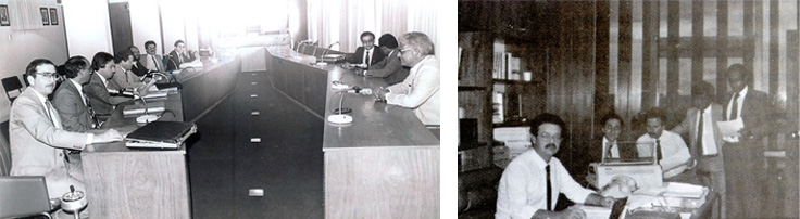 membros do MPSP sentados em volta de duas bancadas uma de frente para a outra na Constituinte de 1987-88.