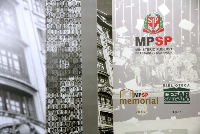 peça contendo coleção de fotos de pessoas, bem como o brasão do estado de SP, o logotipo do MPSP e o logotipo do memorial mpsp