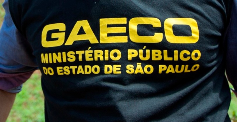 Camiseta preta com inscrição "Gaeco" em amarelo
