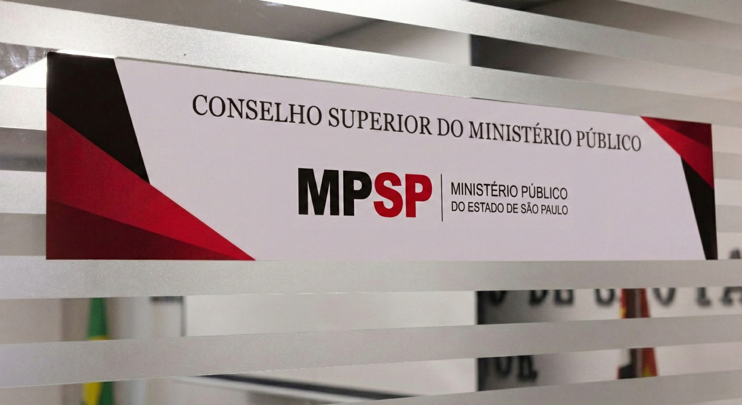 Porta da sala do Conselho Superior com placa identificativa