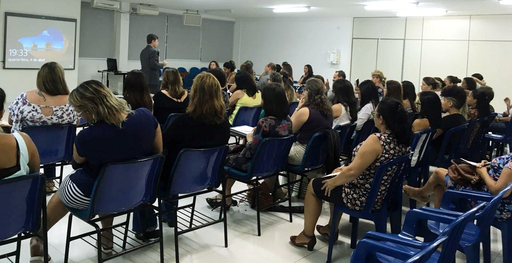 Público assiste à palestra do Promotor Fausto Junqueira