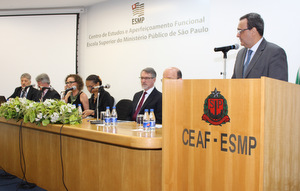 Promotor de Justiça Roberto Barbosa Alves durante abertura do evento