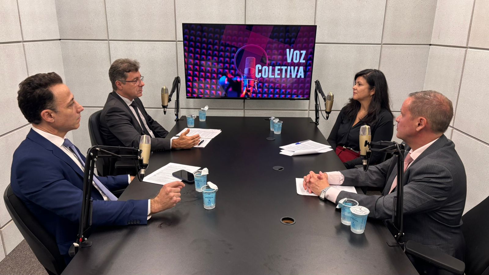 participantes do videocast no estúdio