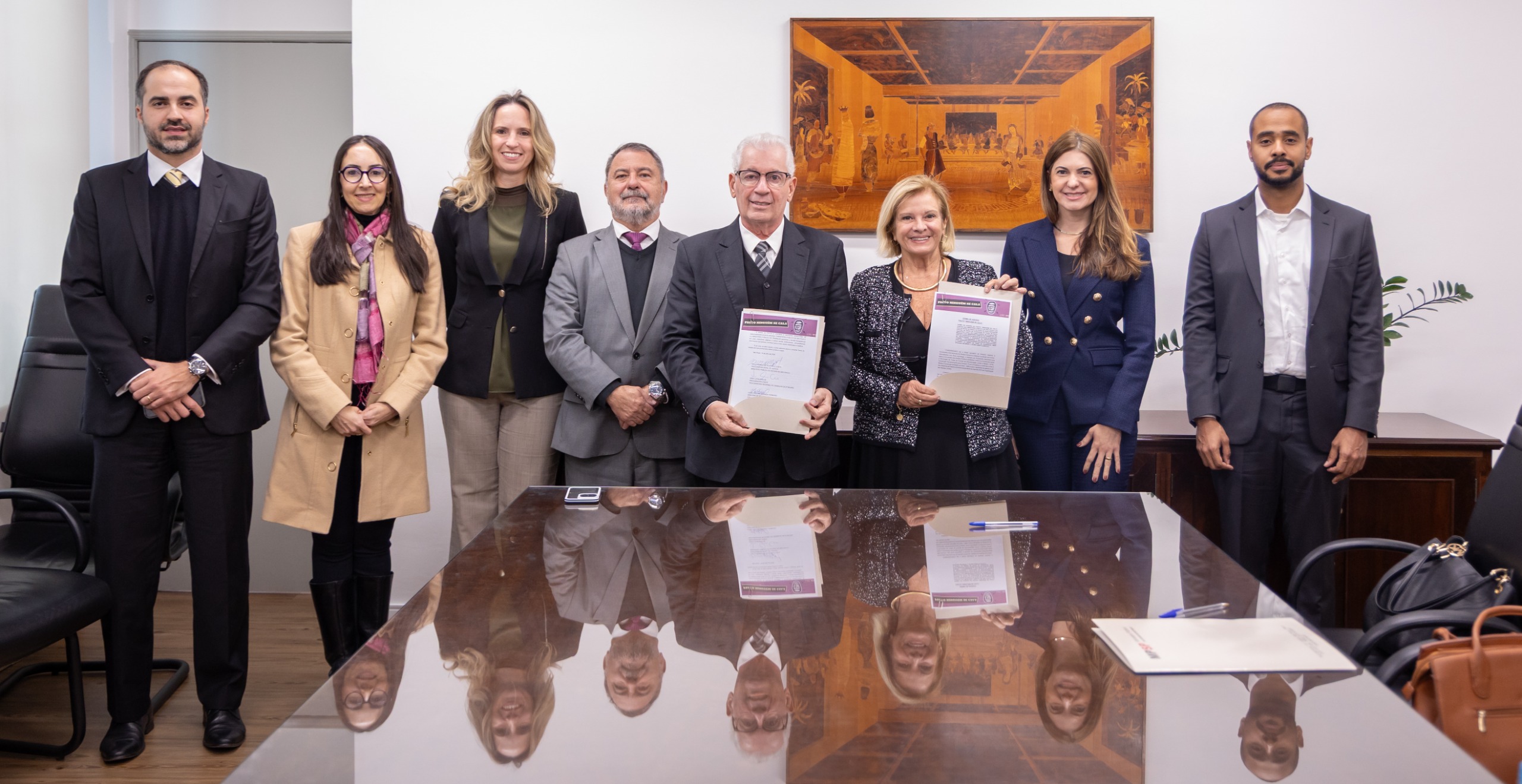 representantes das instituições posam para foto