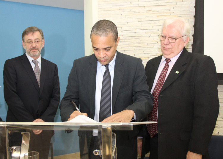 O Procurador-Geral,  o Promotor Julio Cesar Botelho e Hartmut Glaser durante assinatura do convênio