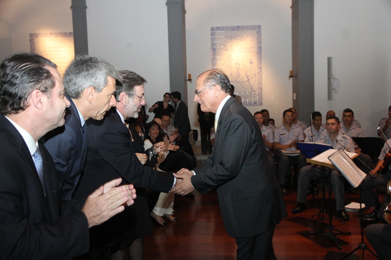 O Procurador-Geral, Márcio Elias Rosa, cumprimenta o Governador, Geraldo Alckmin, na solenidade na Capela São José de Anchieta