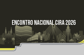 Imagem em formato quadrado, com fundo azul e rodapé cinza. No centro, há o título do evento e imagens de uma paisagem urbana que fazem alusão à cidade de São Paulo. Fim da descrição.